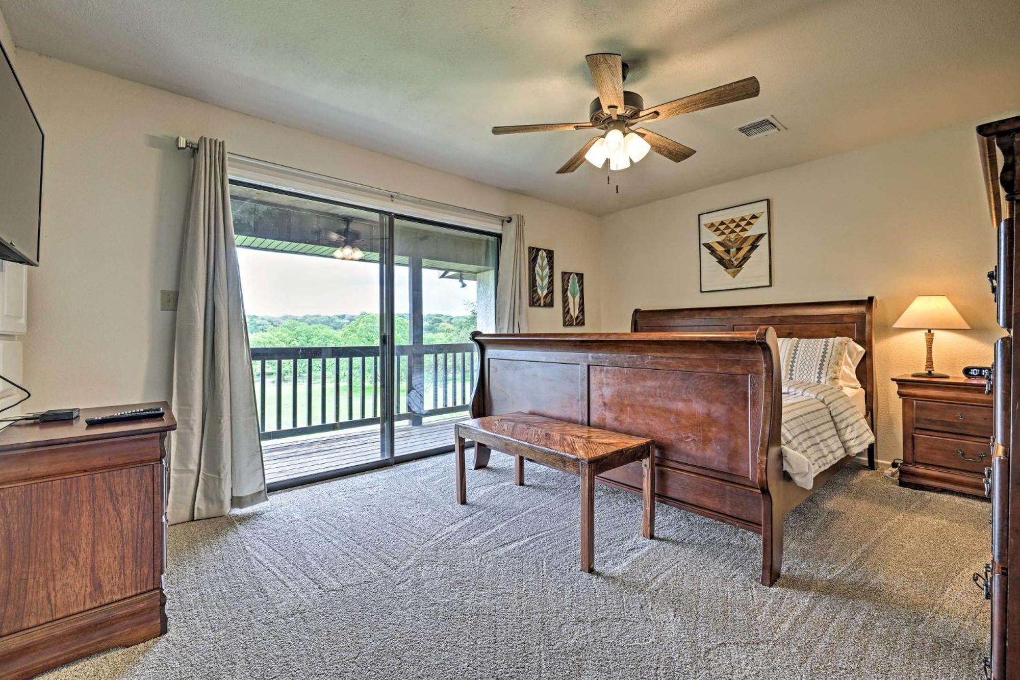 Modern Lakeside Golf Course Retreat With Deck! 캐니언 레이크 외부 사진